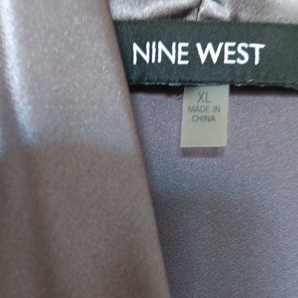 Nine West Women's Gray Sateen Sleeveless Top.XL - Picture 3 of 6